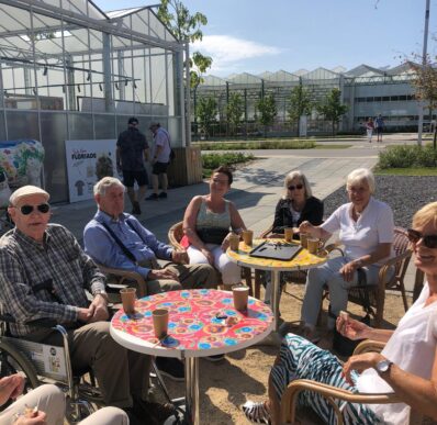 Bewoners van De Slingerbosch genieten van de tuinen vol inspiratie en innovatie